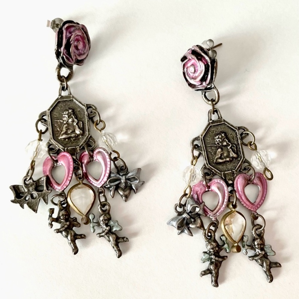 Adorable 💜charm earrings hearts, bows 🎀and cherubs